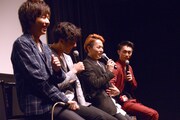 池岡亮介と荒井敦史、荒木宏文と遠藤雄弥がそれぞれキスシーンを演じたエピソードで盛り上がる一同。