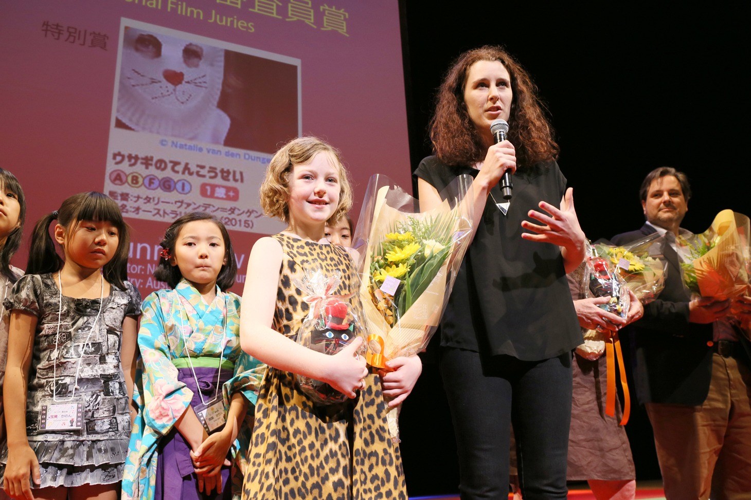 左から「ウサギのてんこうせい」主演のモリー・ウィリアムス、監督のナタリー・ヴァンデン＝ダンゲン。