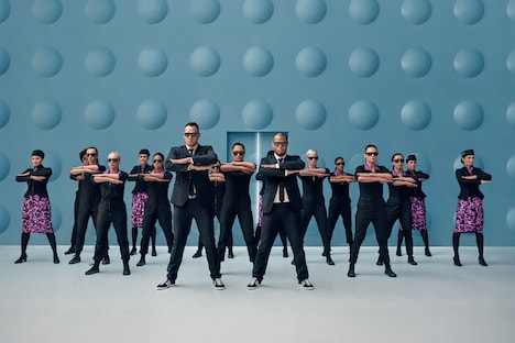 ラップ調で機内安全の説明をするシーン。