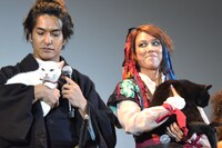 堂々とした態度のあなごを抱える北村一輝（左）と、落ち着かないジャックを抱え、北村に熱い視線を送るLiLiCo（右）。