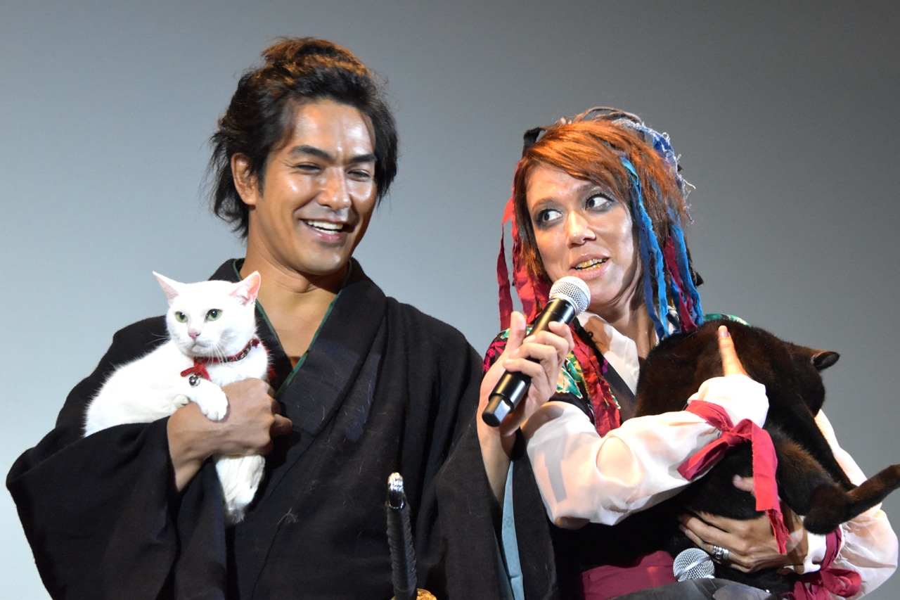 左からあなごを抱えた北村一輝、ジャックを抱えたLiLiCo。