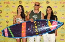 ティーン・チョイス・アワードにて、左からジョーダナ・ブリュースター、ヴィン・ディーゼル、ミシェル・ロドリゲス。（写真提供：Byron Purvis / AdMedia / Newscom / ゼータ イメージ）