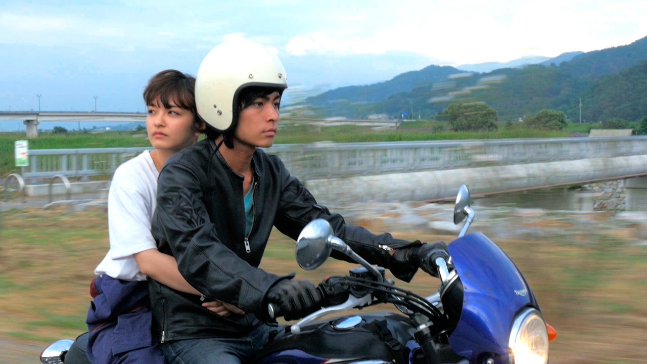 「××× KISS KISS KISS」より、「背後の虚無」。(c)film bandit
