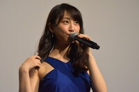 ドレスをアピールする松井玲奈。