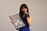 “アメコミ・ファン認定証”を受け取った松井玲奈。