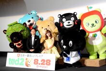 「テッド2」の“くまプレミアイベント”にて、テッドと“クマ友”たちに囲まれる有吉弘行と小嶋陽菜。