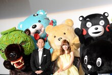 「テッド2」の“くまプレミアイベント”にて、テッドと“クマ友”たちに囲まれる有吉弘行と小嶋陽菜。