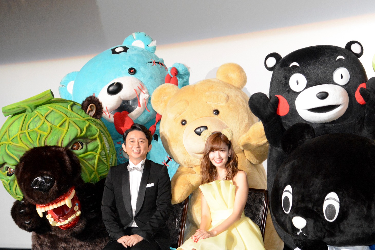 テッドと“クマ友”たちに囲まれる（左から）有吉弘行と小嶋陽菜。