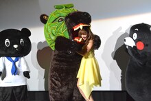 メロン熊に食べられる小嶋陽菜。