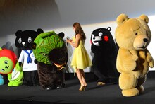 小嶋陽菜に祝福されるメロン熊を見て、失意の表情を浮かべるテッド。