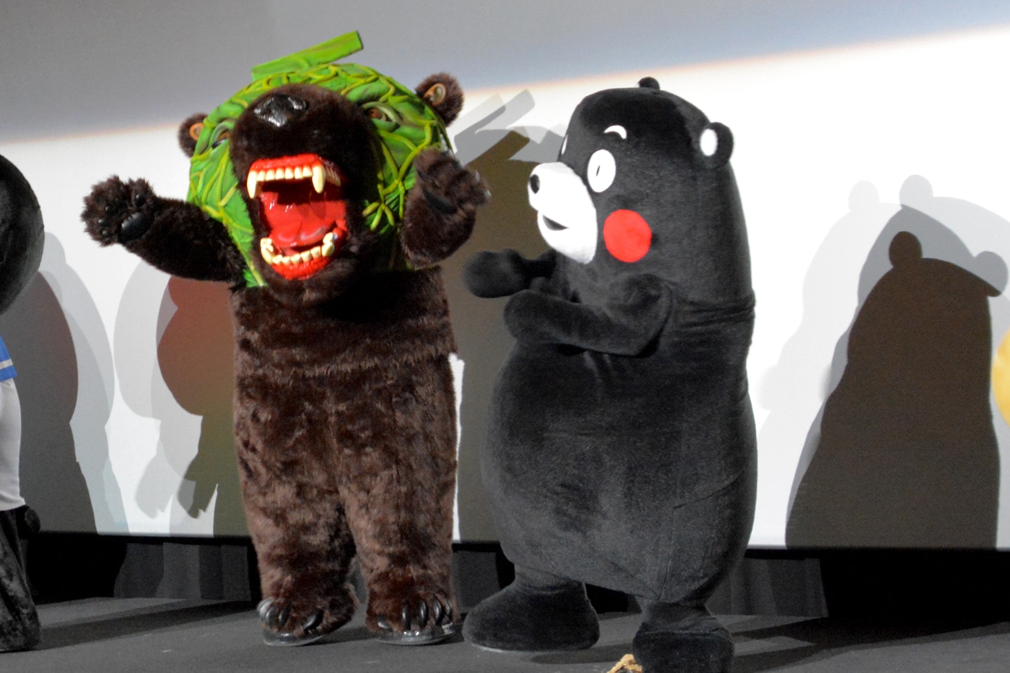 メロン熊と、くまモン。
