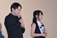 篠原涼子から“サダたん”と呼ばれたことを恐縮しながら報告する阿部サダヲ。