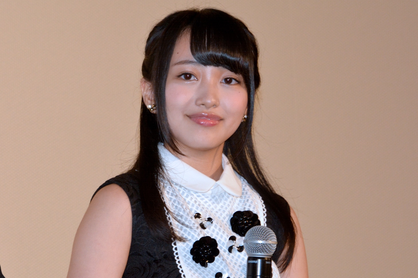 「アンフェア the end」ジャパンプレミアにて、舞台挨拶中のAKB48・向井地美音。