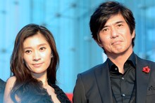 「アンフェア the end」ジャパンプレミアにて左から篠原涼子、佐藤浩市。