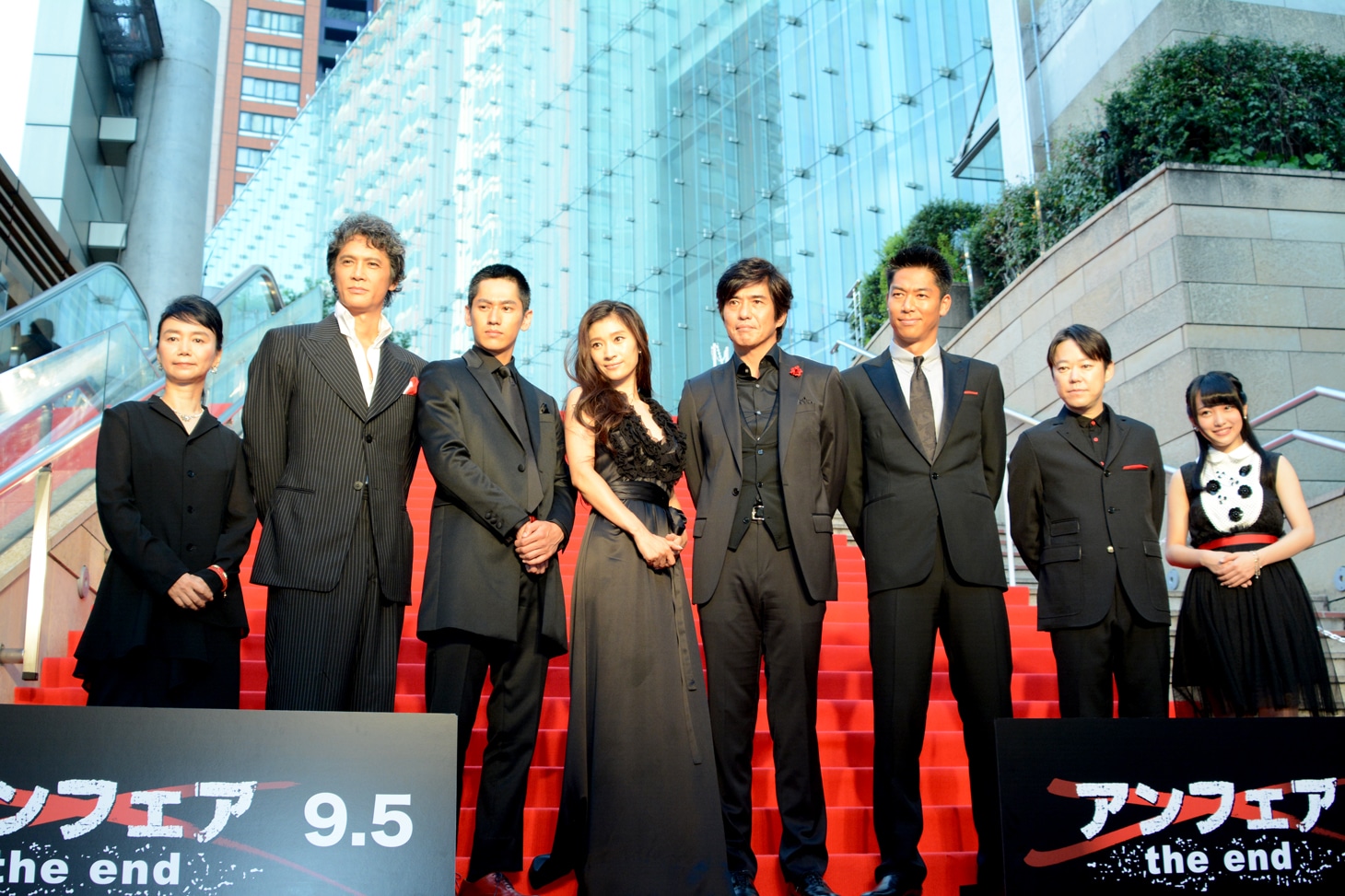 「アンフェア the end」ジャパンプレミアにて、左から佐藤嗣麻子、加藤雅也、永山絢斗、篠原涼子、佐藤浩市、EXILE・AKIRA、阿部サダヲ、AKB48・向井地美音。
