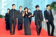 レッドカーペットを歩く「アンフェア the end」キャストと監督。