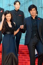 「アンフェア the end」ジャパンプレミアで、篠原涼子をエスコートする佐藤浩市。