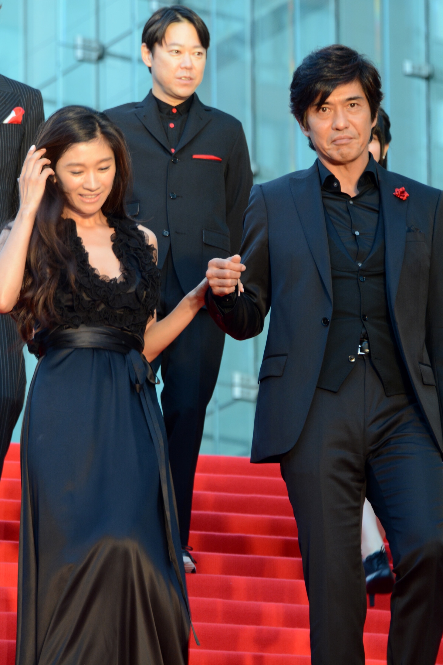 「アンフェア the end」ジャパンプレミアで、篠原涼子をエスコートする佐藤浩市。