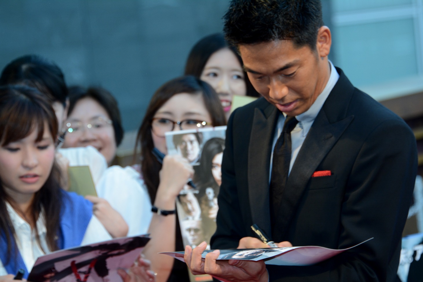 「アンフェア the end」ジャパンプレミアでファンサービスに応じるEXILEのAKIRA。