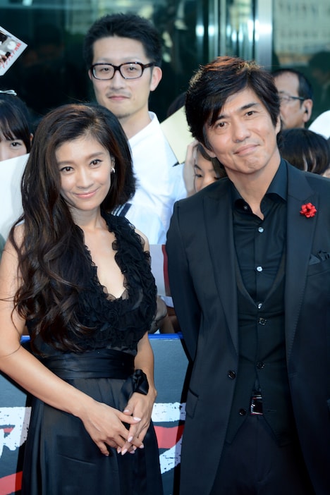 「アンフェア the end」ジャパンプレミアにて、ファンに囲まれる篠原涼子と佐藤浩市。