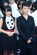 「アンフェア the end」ジャパンプレミアにて、ファンに囲まれるAKB48・向井地美音と佐藤嗣麻子。