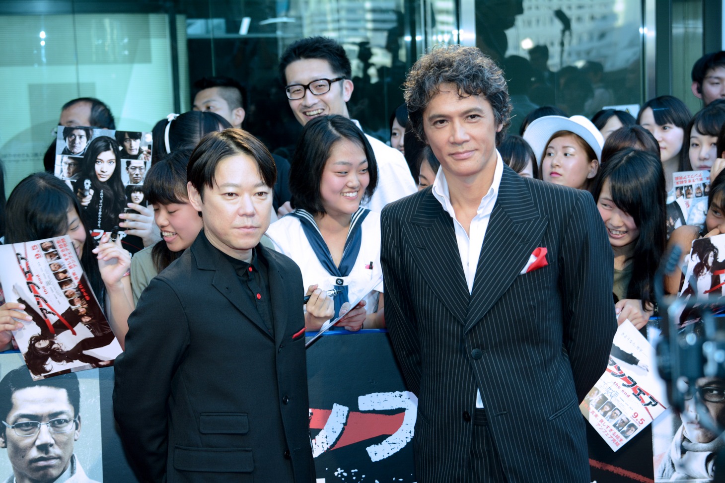 「アンフェア the end」ジャパンプレミアにて、ファンに囲まれる阿部サダヲと加藤雅也。