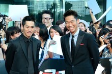 「アンフェア the end」ジャパンプレミアにて、ファンに囲まれる永山絢斗とEXILEのAKIRA。