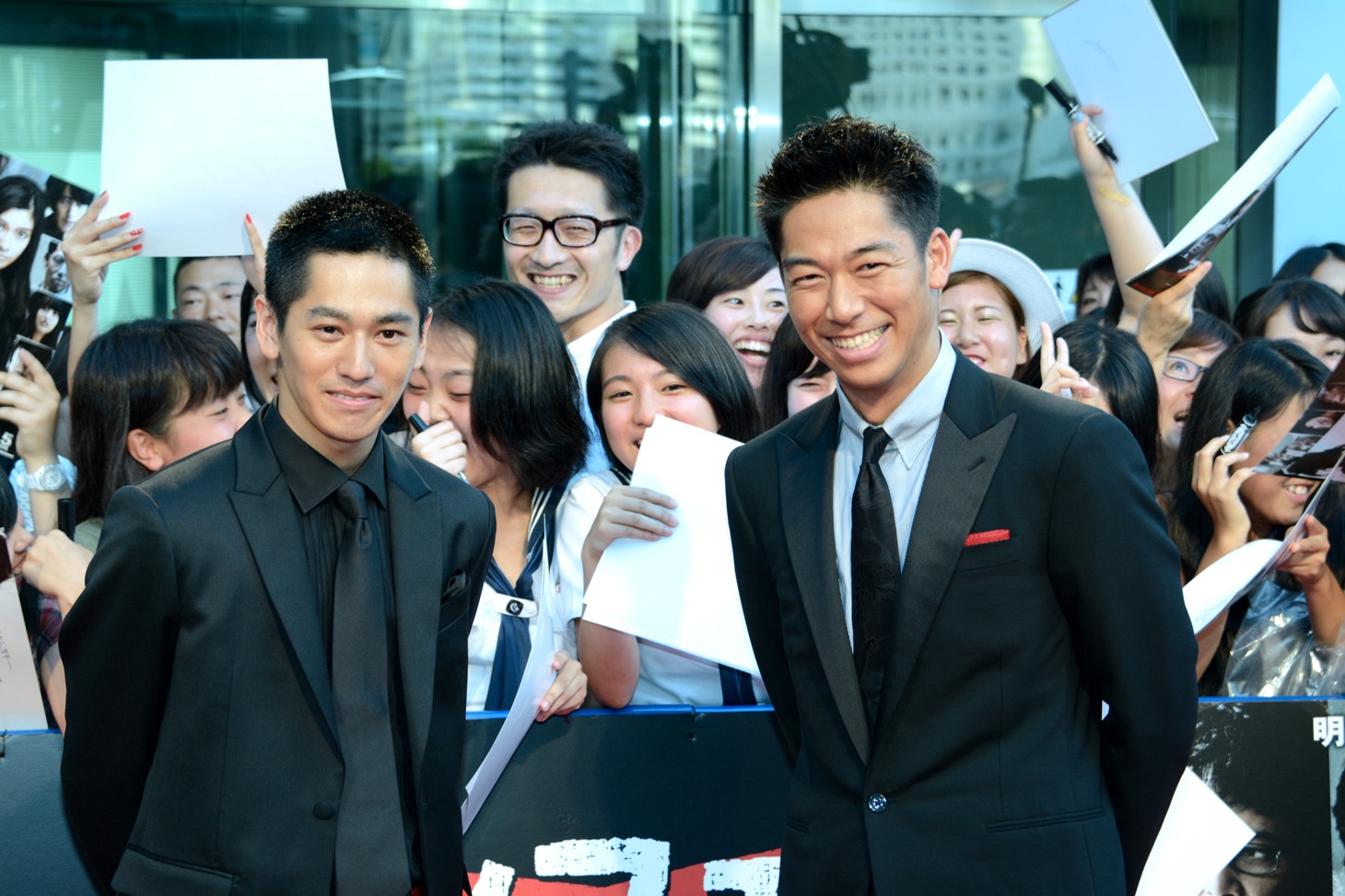 「アンフェア the end」ジャパンプレミアにて、ファンに囲まれる永山絢斗とEXILEのAKIRA。