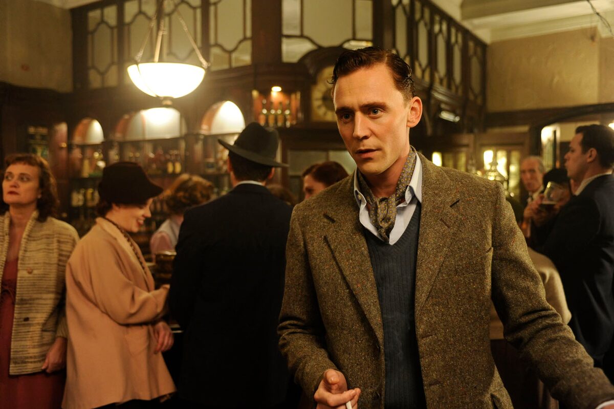 愛情は深い海の如く C Copyright Mmxi Deep Blue Sea Productions Limited And Uk Film Council 英国男優総選挙 第1位はトム ヒドルストン カンバーバッチらもランクイン 画像ギャラリー 2 3 映画ナタリー