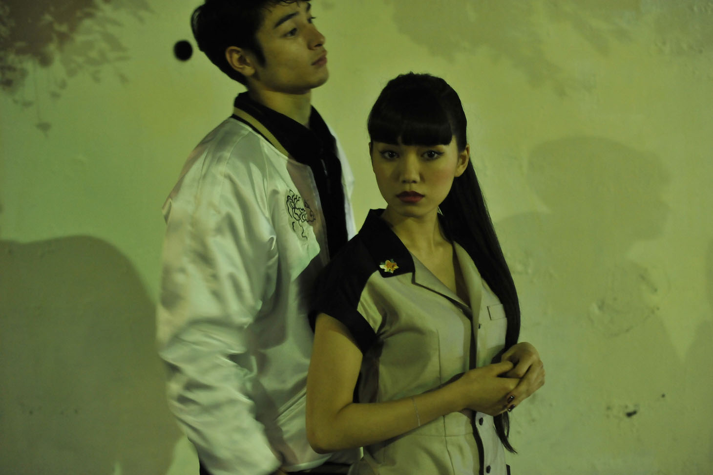 FUMI NIKAIDO ＜Roots＞ Candy Stripper （左：ジャケット5万1840円、右：ワンピース2万7864円）