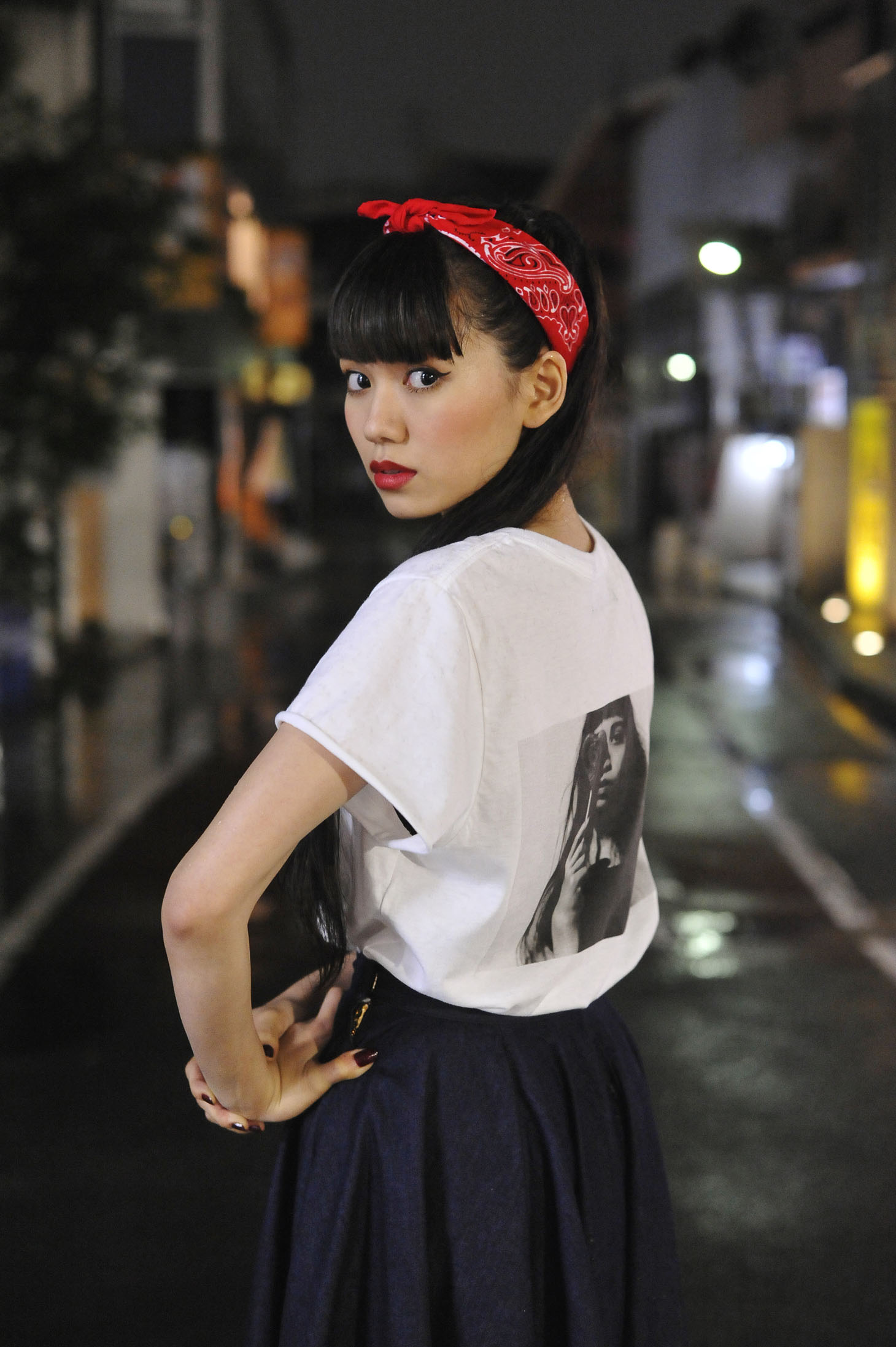 FUMI NIKAIDO ＜Roots＞ Candy Stripper （Tシャツ9612円、スカート1万9440円）