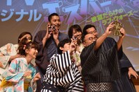 マキタスポーツのスマートフォンで記念写真を撮るキャストたち。