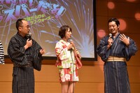 左から、「綾部さんは梨里杏ちゃんを撮るときだけやたら声がでかかった」と暴露するマキタスポーツ、小島梨里杏、言い訳する綾部真弥。