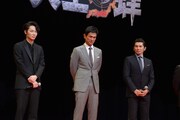 左から綾野剛、江口洋介、本木雅弘。