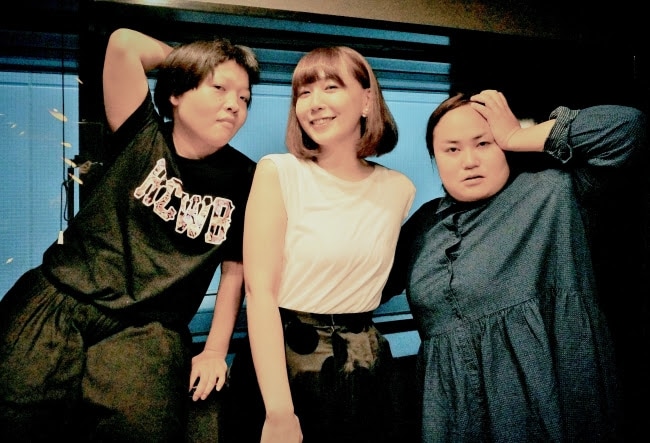 左からおかずクラブ・オカリナ、土岐麻子、おかずクラブ・ゆいP。