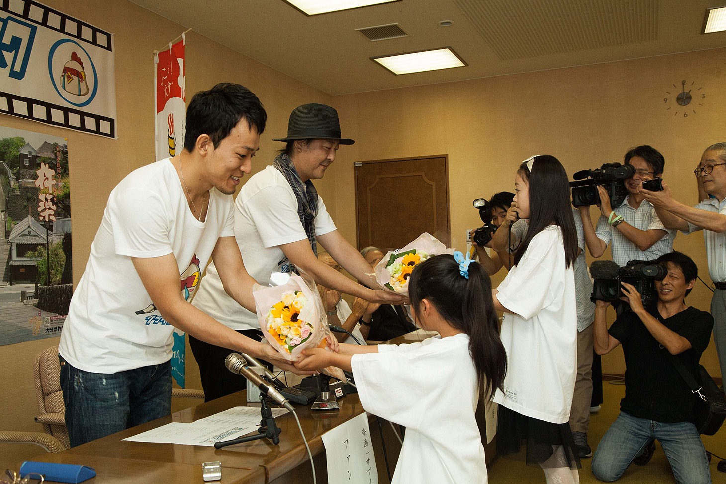 花束を受け取るファンキー加藤（左）と、門馬直人（右）。(c)サブイボマスク製作委員会