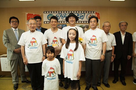 劇中に登場するキャラクター「サブイボマスク」がプリントされたTシャツを着用するファンキー加藤ら。(c)サブイボマスク製作委員会