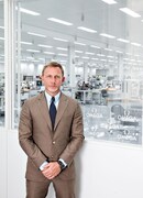 オメガ工場を訪問したダニエル・クレイグ。