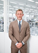 オメガ工場を訪問したダニエル・クレイグ。