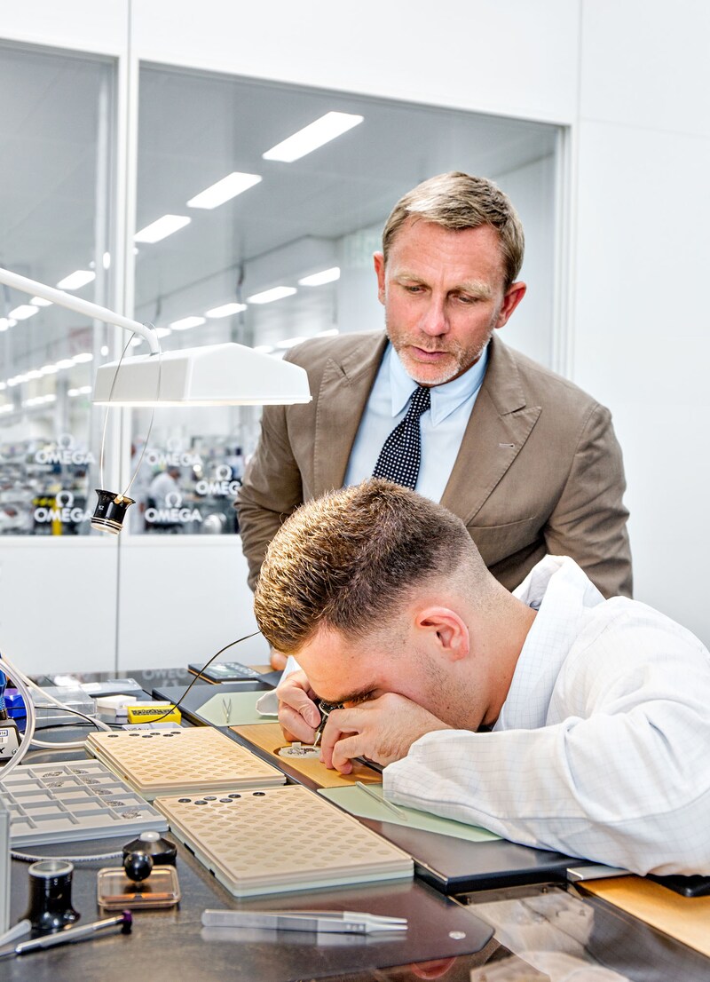 時計の製造過程を観察するダニエル・クレイグ。