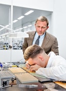 時計の製造過程を観察するダニエル・クレイグ。