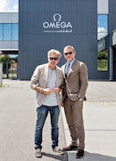 左からニック・ハイエック氏(スウォッチグループCEO)、ダニエル・クレイグ。