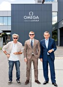 左からニック・ハイエック氏(スウォッチグループCEO)、ダニエル・クレイグ、ステファン・ウルクハート氏(オメガ社長)。