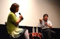 「戦場ぬ止み」緊急特別トークショーの様子。左から三上智恵、高畑勲。