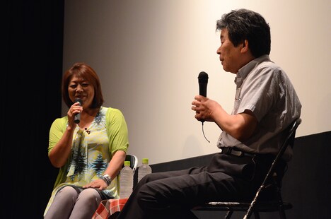 敬愛する監督を前に緊張した様子の三上智恵（左）と、そんな彼女を優しく見つめる高畑勲（右）。