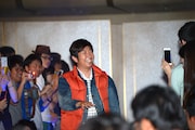 この日司会を務めた映画コメンテーターの有村昆は、「バック・トゥ・ザ・フューチャー」の主人公マーティを意識した服で登場。