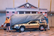 「バック・トゥ・ザ・フューチャー」に登場する車型タイムマシン“デロリアン”のレプリカお披露目シーン。