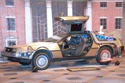 「バック・トゥ・ザ・フューチャー」に登場する車型タイムマシン“デロリアン”のレプリカ。