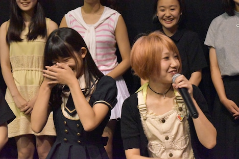 爆笑する蒼波純と、冗談を言うみさこ。