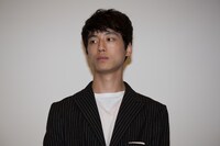 「at Home アットホーム」公開初日舞台挨拶に登壇した坂口健太郎。